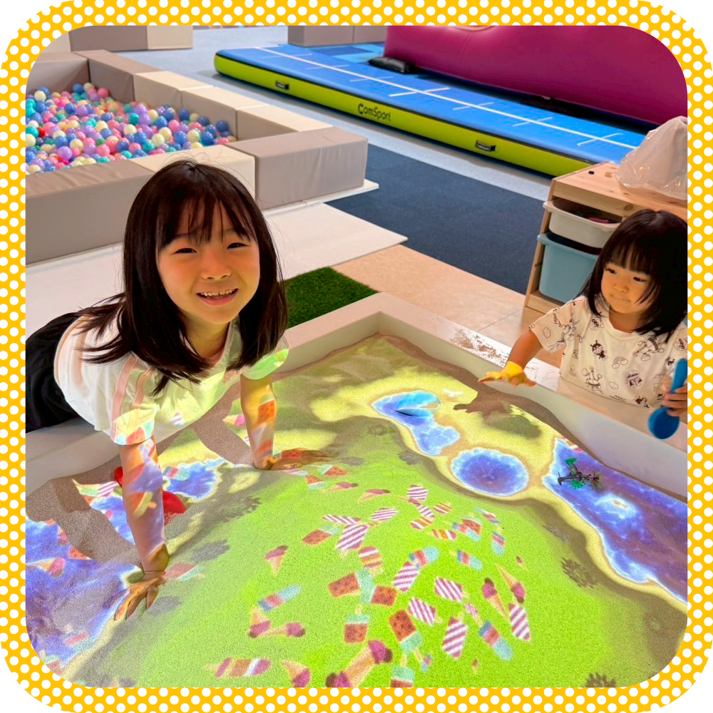 スカイワードレストランそらいろ「キッズランドにあるAR砂場で遊ぶ子どもたち」
