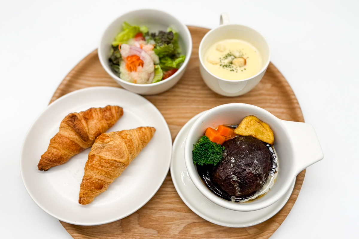 邨井清隆シェフ特製黒毛和牛ハンバーグセット（クロワッサン・スープ・サラダ）