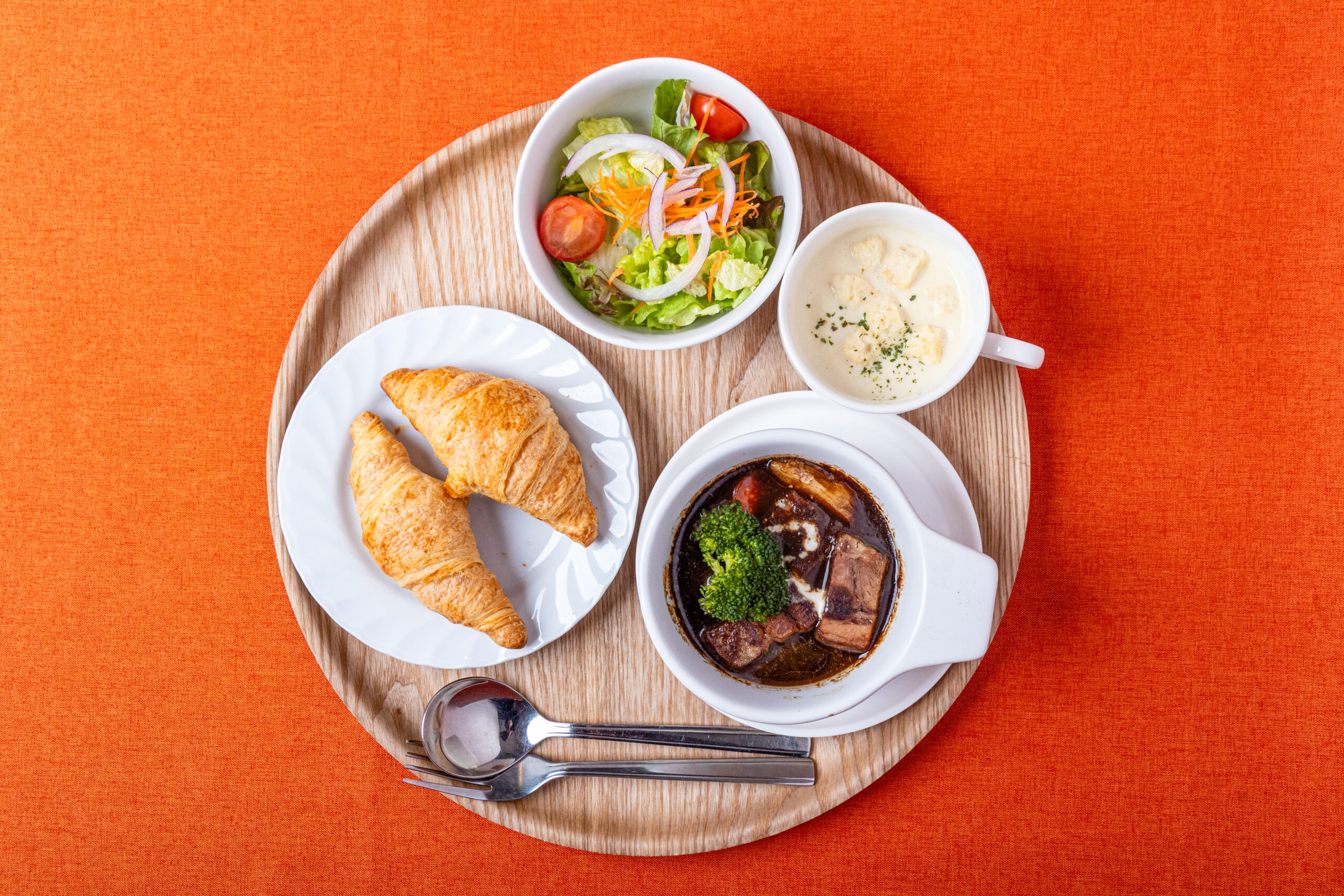 ランチ、ディナーメニュー。シェフむらいのビーフシチュー、クロワッサン、スープ、サラダセット