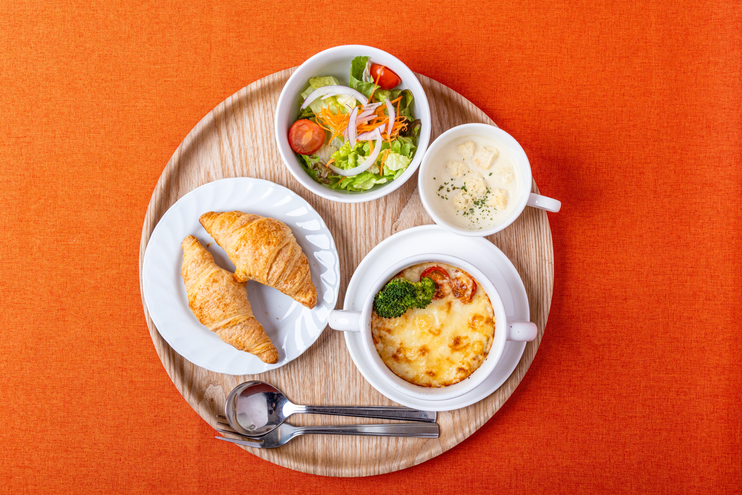 ランチ、ディナーメニュー。シェフむらいのマカロニグラタン、クロワッサン、スープ、サラダセット