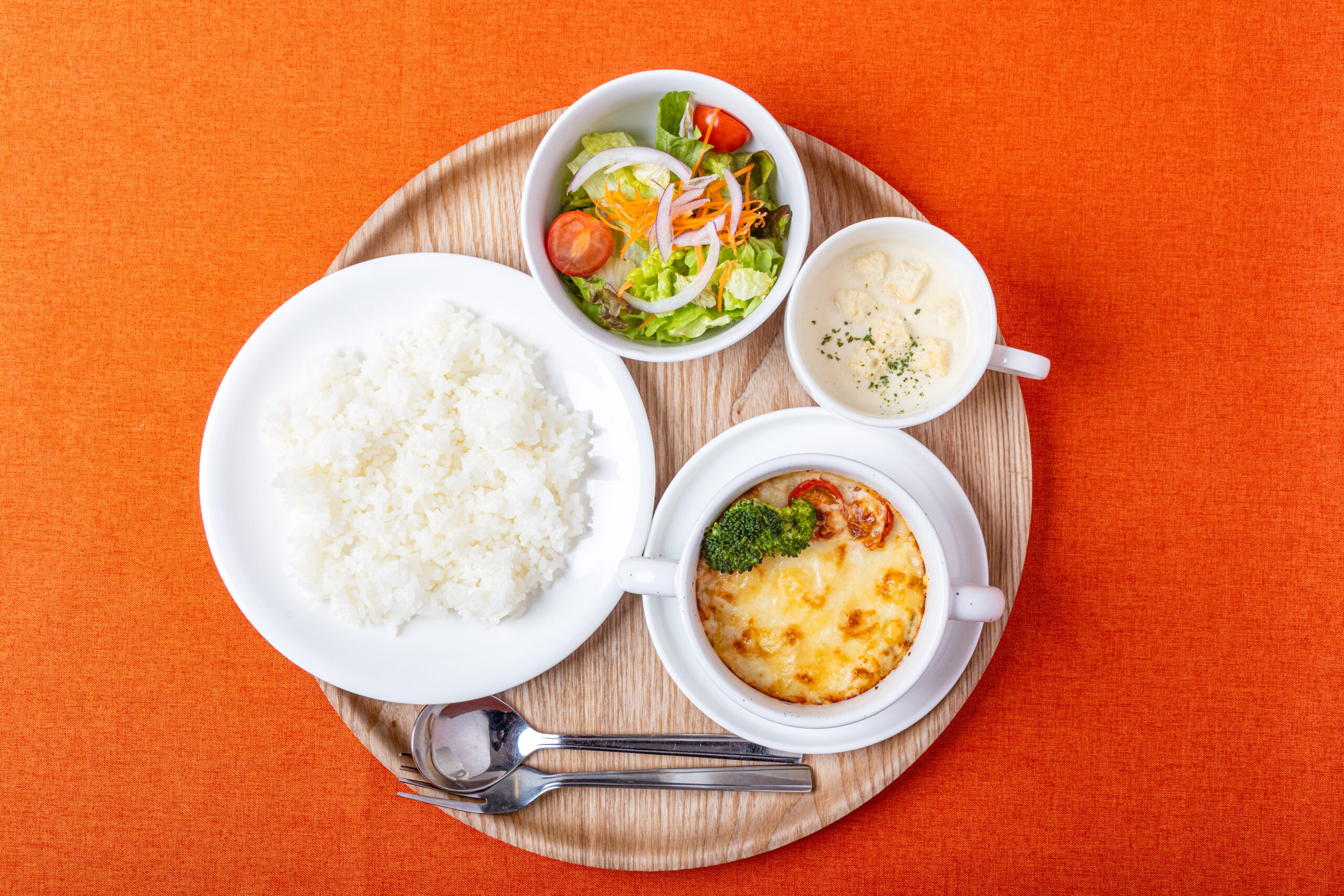 ランチ、ディナーメニュー。シェフむらいのマカロニグラタン、ライス、スープ、サラダセット