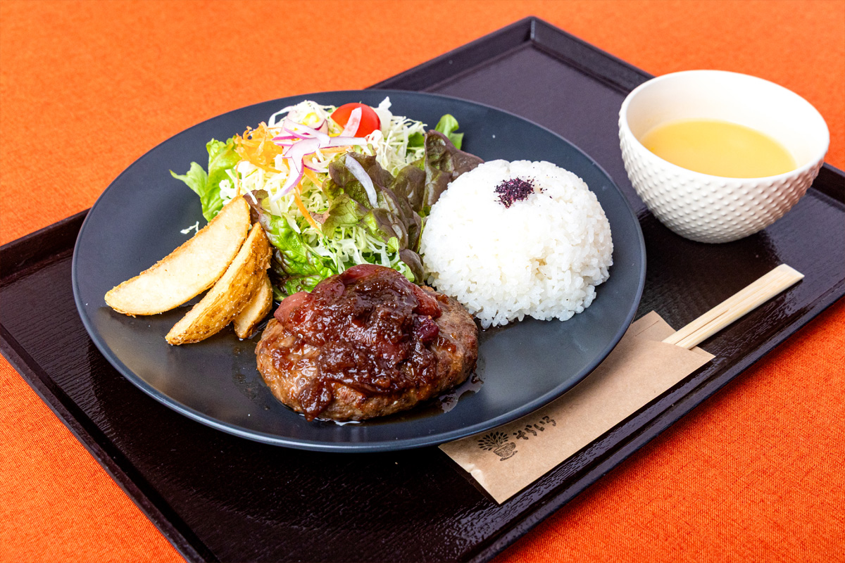 ランチセットのいちじくハンバーグ。ライス、サラダ、スープ付き