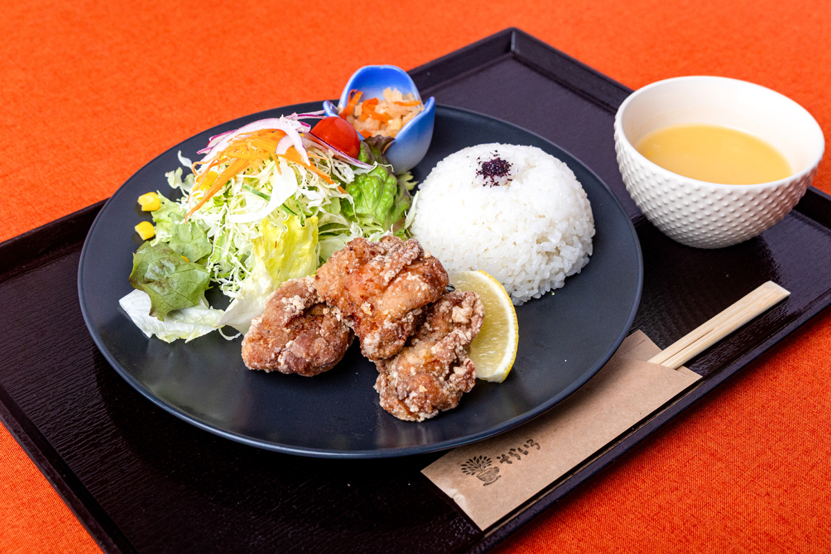 ランチセットの唐揚げセット。ライス、サラダ、スープ付き