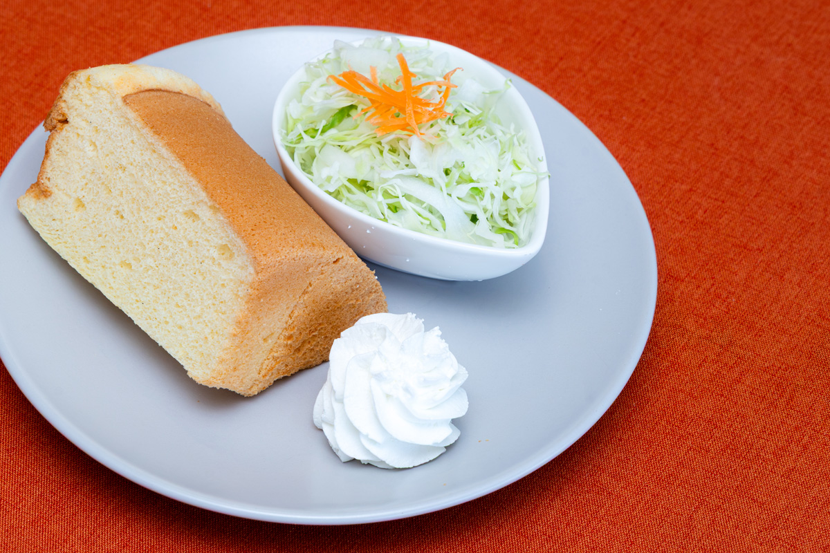 モーニングメニューのシフォンケーキセット