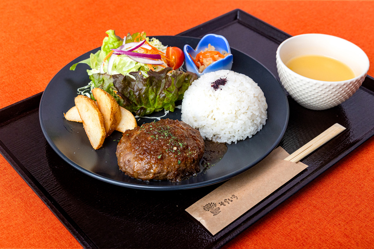 ランチセットのハンバーグプレート。ライス、サラダ、スープ付き