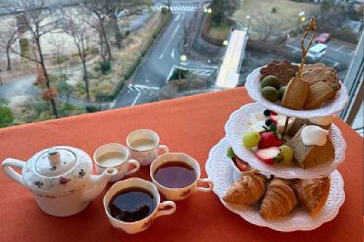 アフタヌーンティーセットと客席から見える昼の景色